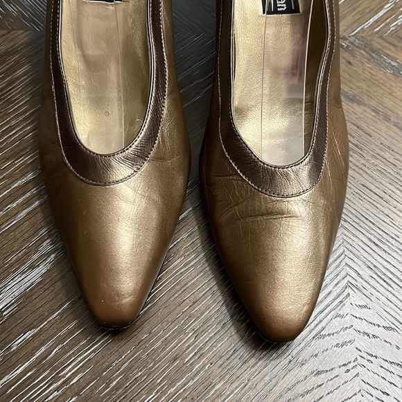 Vintage Stuart Weitzman metallic brown with bronze rounded toe heel/pump 2.75” - Picture 7 of 17